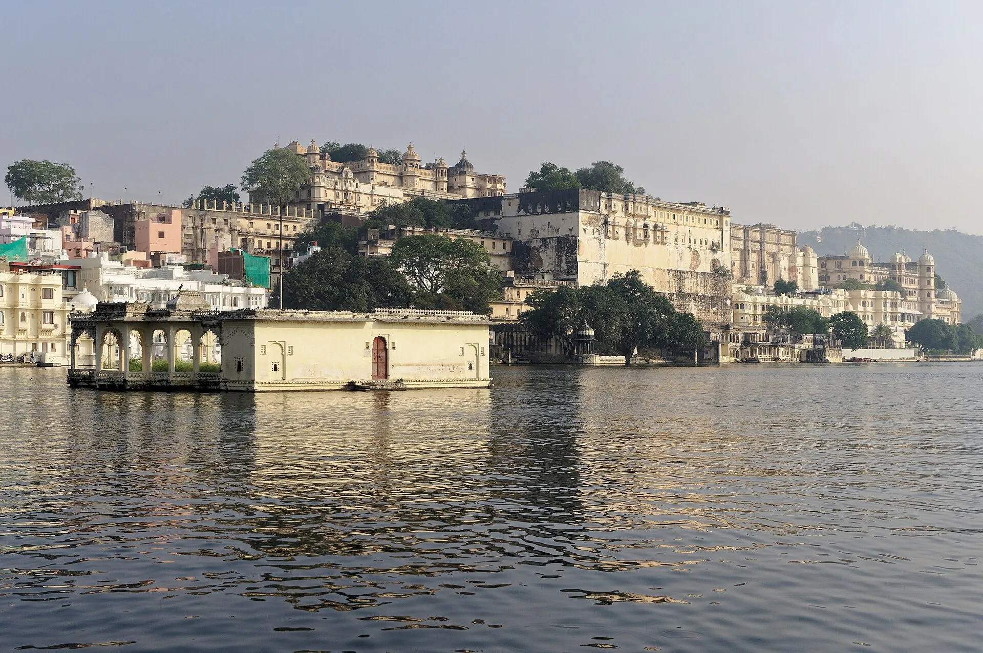Udaipur vs Jaipur: Which Rajasthan City Should You Visit First?